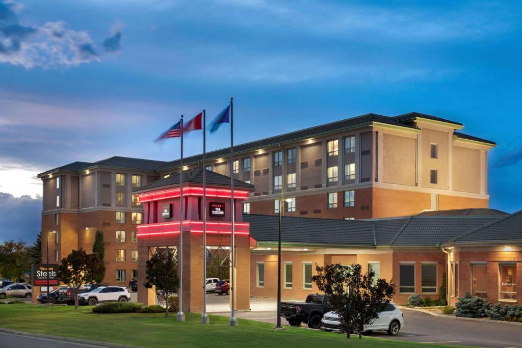 Royal Hotel Calgary (booking.com)