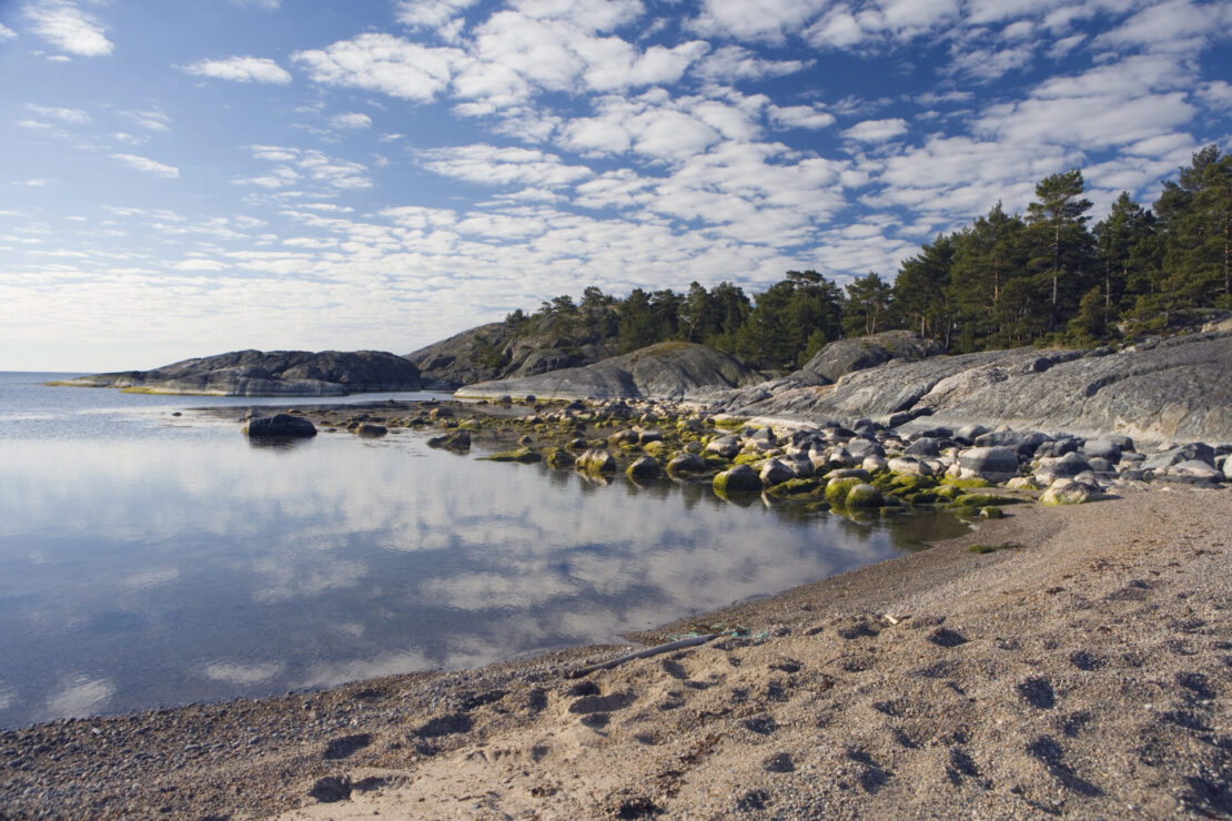 A praia de Smedsuddsbadet, localizada na ilha de Kungsholmen (shutterstock)
