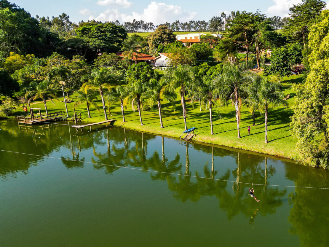 Lago com tirolesa