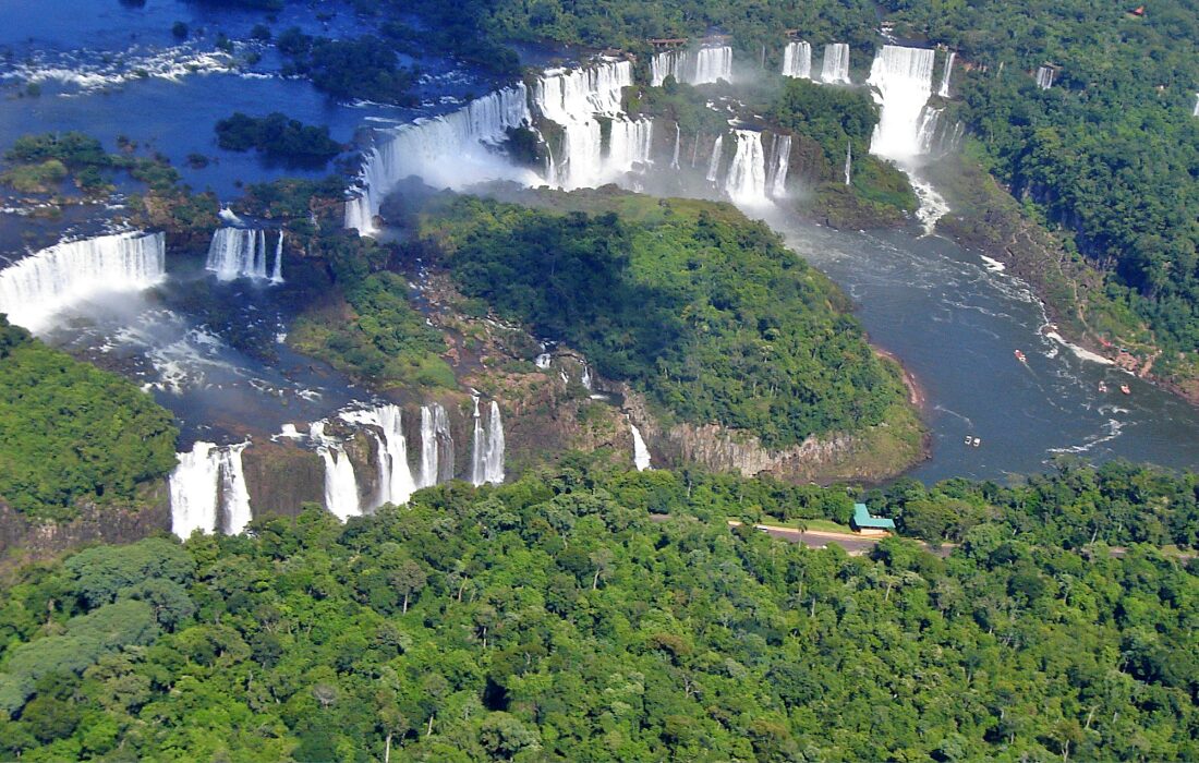 Partindo de Curitiba, no Paraná, Foz do Iguaçu é uma excelente opção de destinos brasileiros para se chegar em até duas horas.