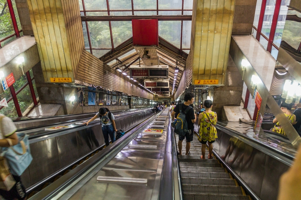 O estranho metrô que atravessa prédios na China