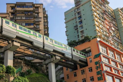O estranho metrô que atravessa prédios na China