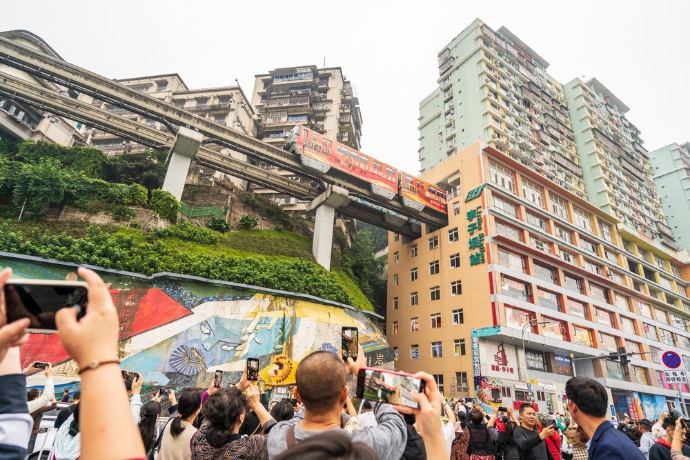 O estranho metrô que atravessa prédios na China