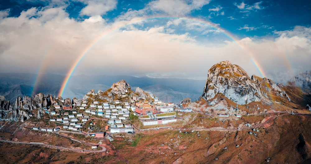 Vista aérea do Mosteiro de Zizhu e arco-íris em Qamdo no Tibete