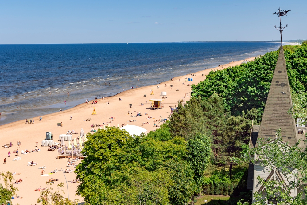 Praia em Jurmala na Letônia