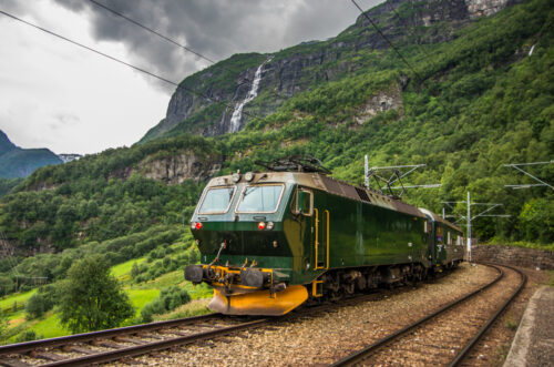 Noruega: trem entre fiordes é experiência ferroviária única