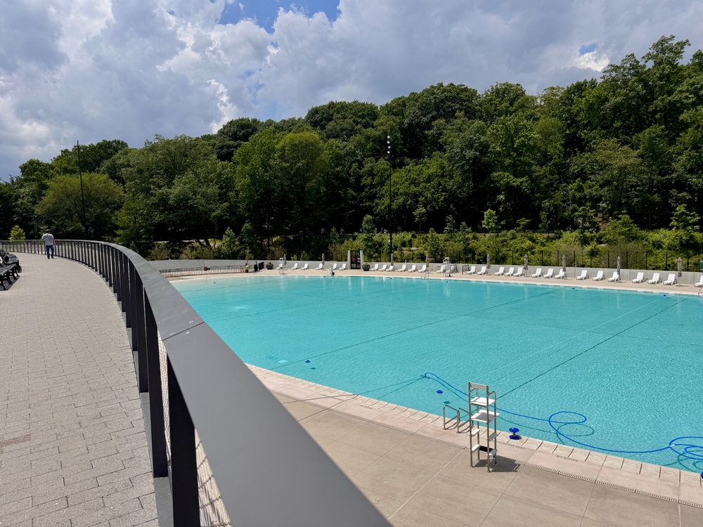 Nova York inaugura nova piscina pública espetacular