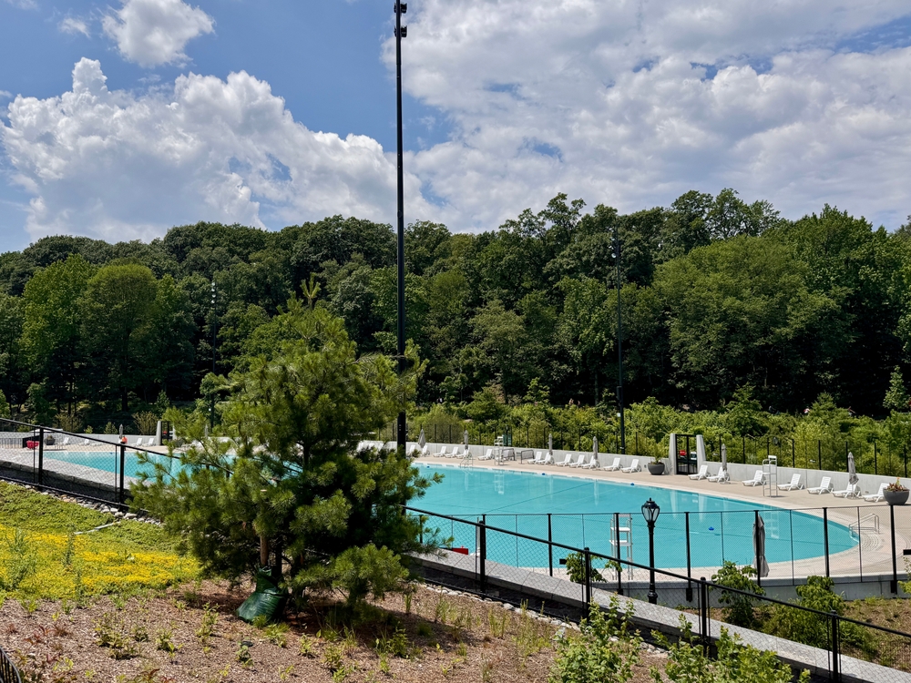 Nova York inaugura nova piscina pública espetacular