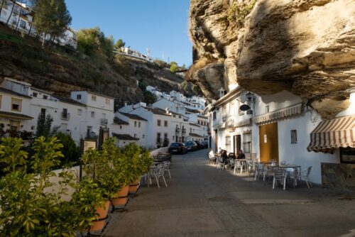 Setenil de las Bodegas: aldeia escavada nas rochas da Andaluzia