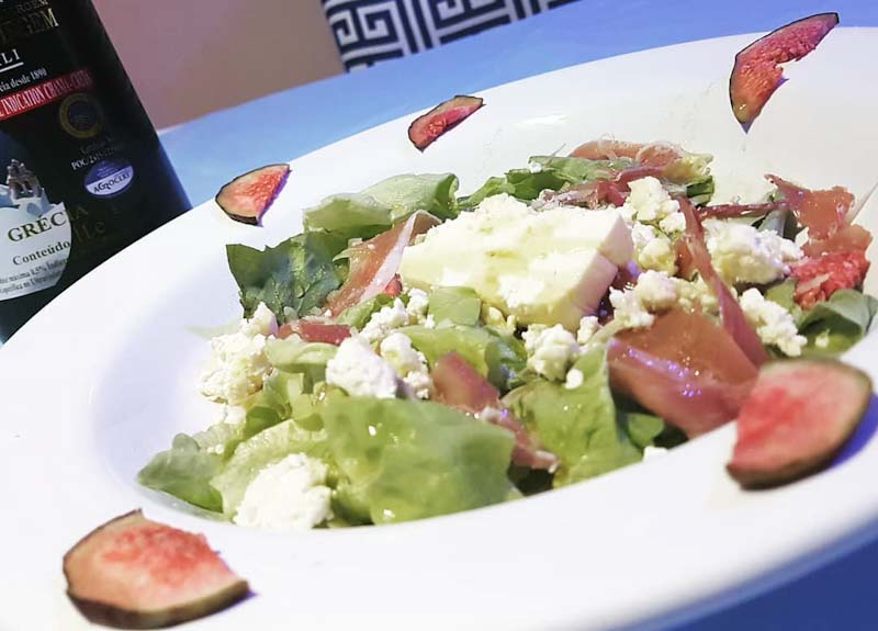 Gastronomia grega: salada de figo e queijo feta