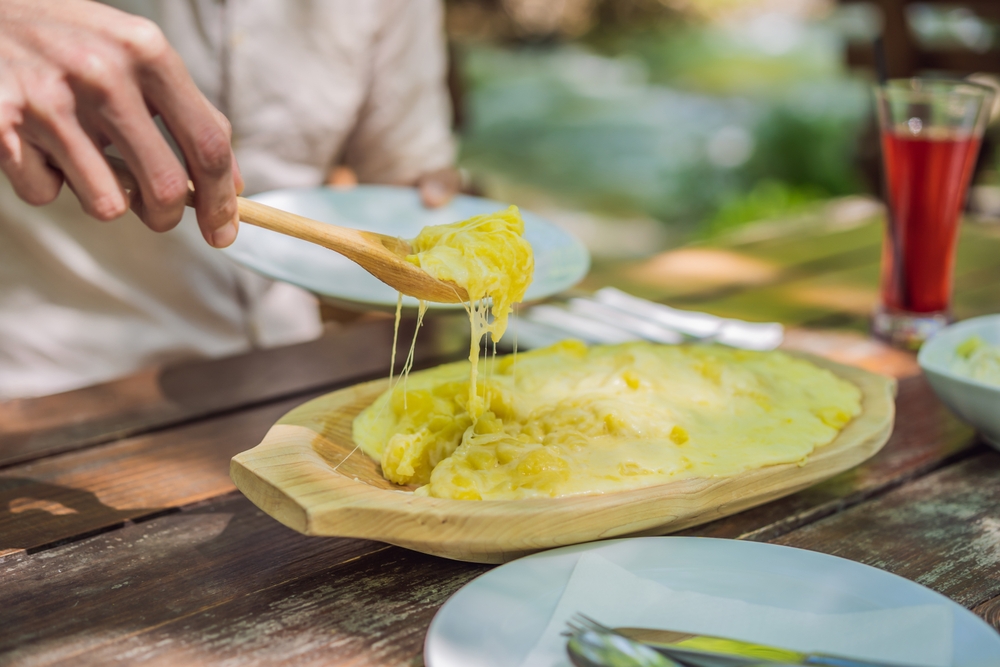 kačamak (polenta com queijo)
