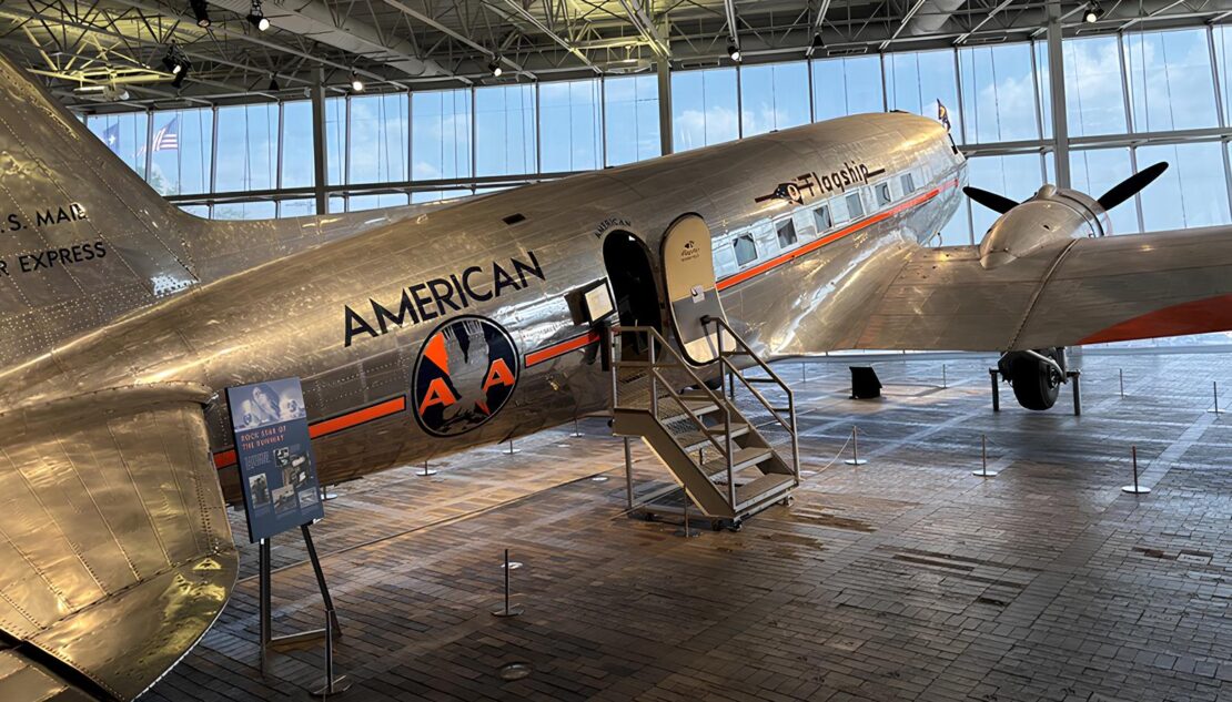 American Airlines celebra centenário com pintura especial retrô