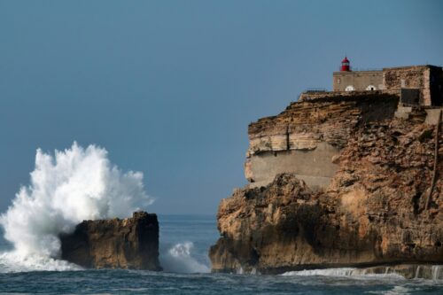 Nazaré atrai surfistas e turistas com ondas gigantes