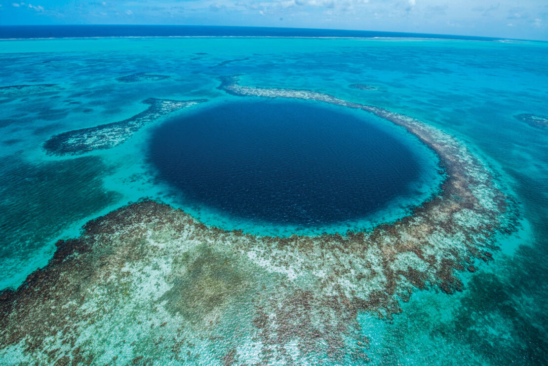 Great Blue Hole em Belize: um sobrevoo inesquecível