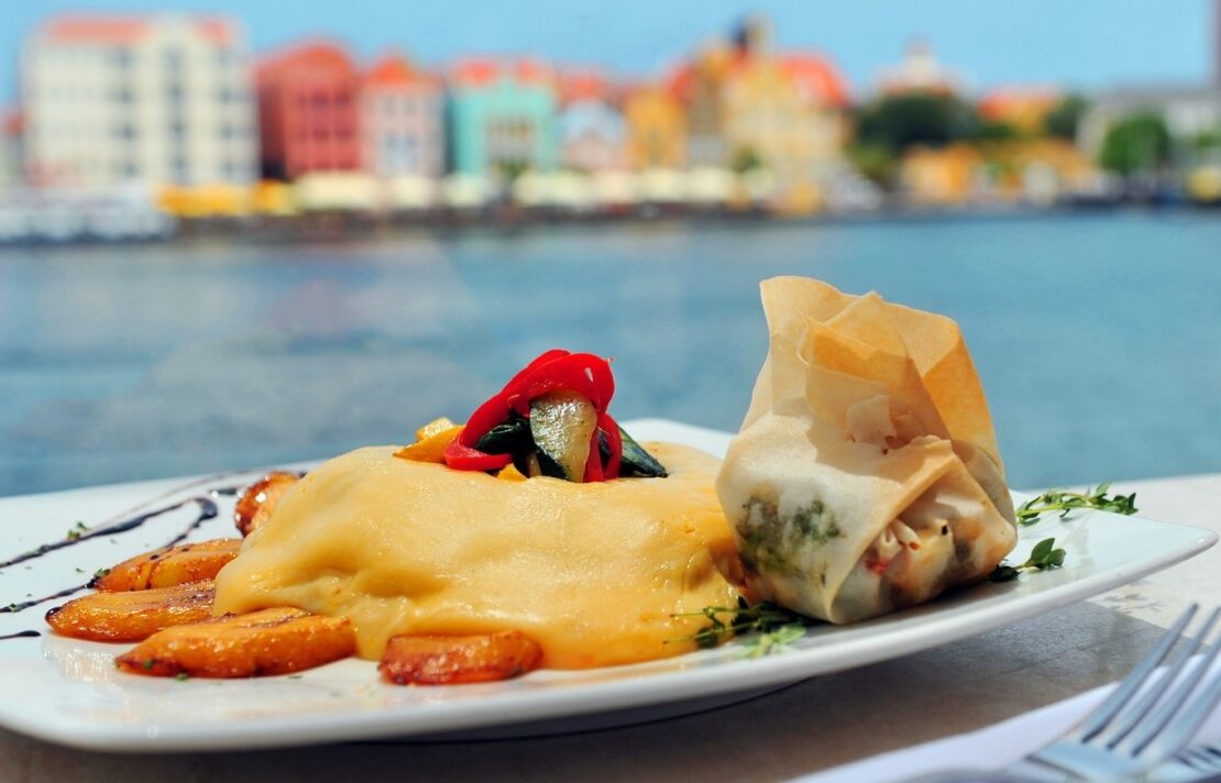 Keshi Yená que é considerado o prato nacional em Curaçao