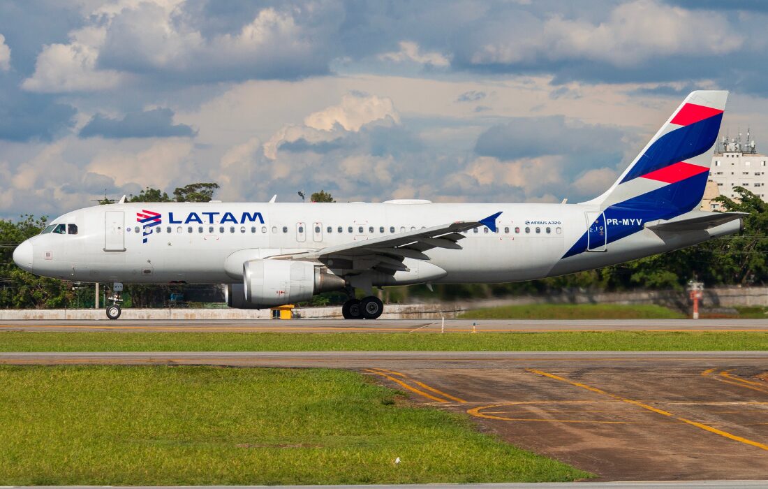 LATAM reforça a malha internacional em 2026 com mais frequências para Barcelona e o retorno dos voos de inverno para Bariloche.