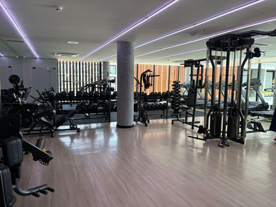 Há quem não deixa de fazer exercício físico até em viagens. No resort Porto 2 Life há academia bem equipada