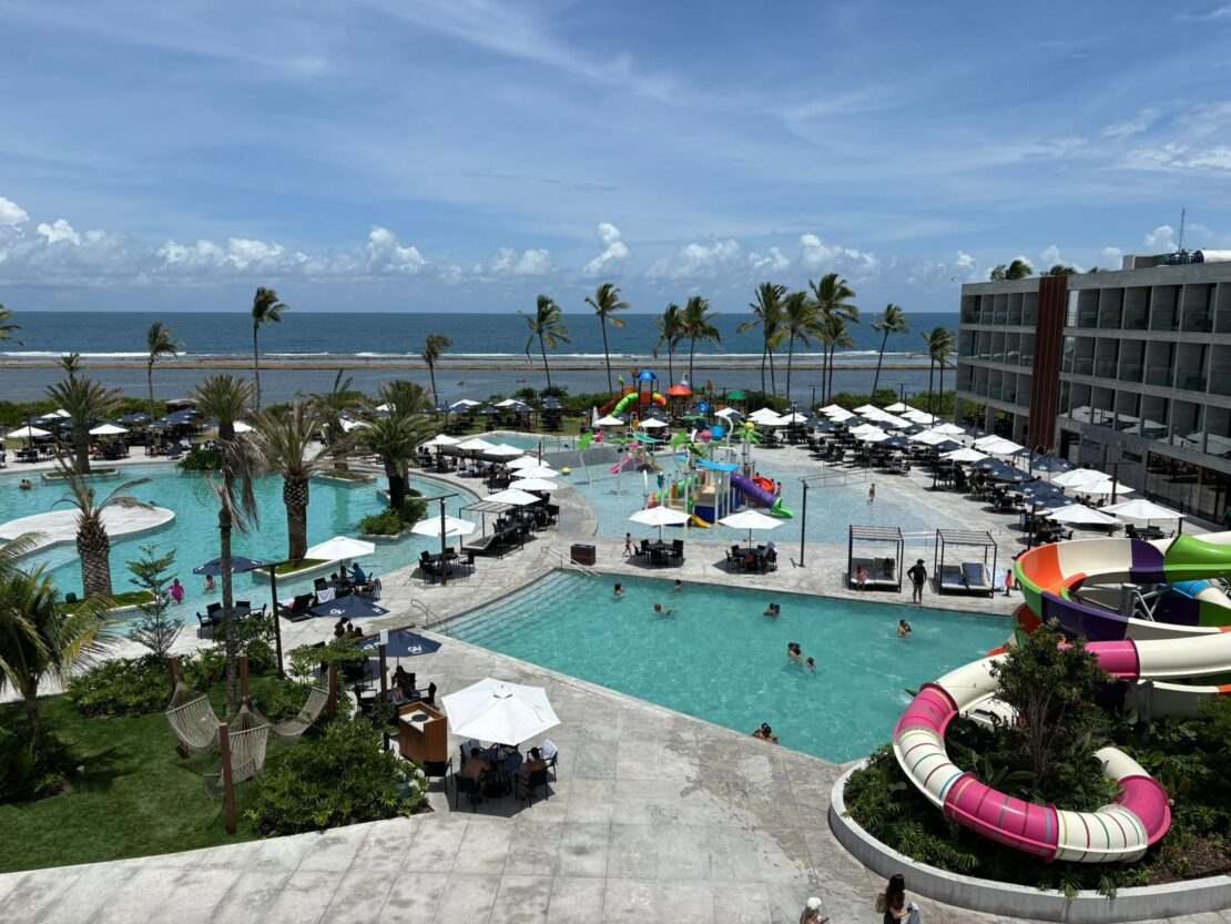 Resort grande com piscinas.