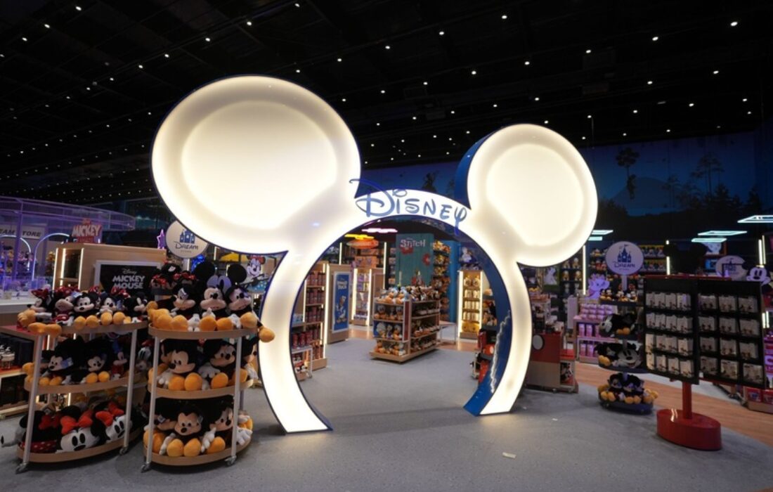 Loja com produtos Disney, parque indoor e café temático abre no Litoral Plaza