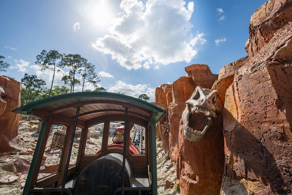 Big Thunder Mountain Railroad reabre com novidades