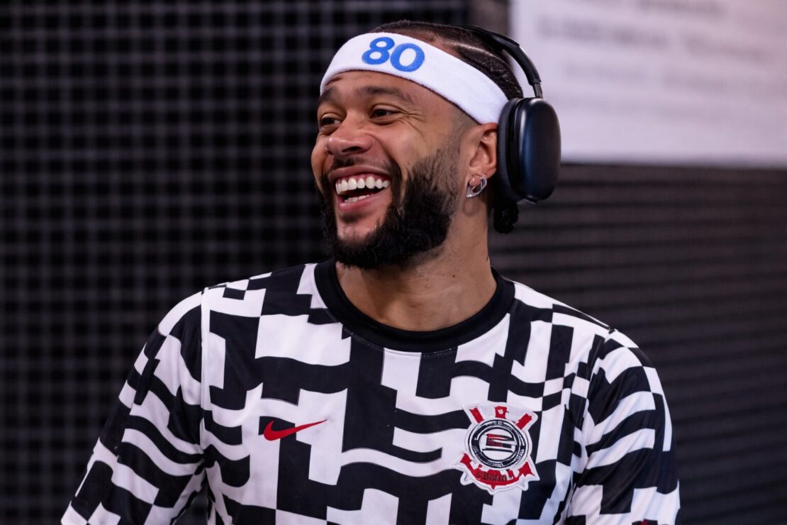 KLM completa 80 anos no Brasil com Memphis Depay